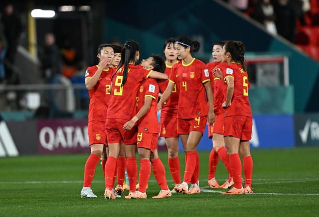 李冰冰、杨幂美裙斗性感 孙俪露香肩倪妮搞怪 2015-10-27 10月27日，在上海举行的活动庆典中，杨幂薄纱短裙亮相，郭碧婷、江疏影纷纷穿起长裙露美背，模特杜鹃高挑的身材身穿红绸晚礼服气场十足，现场还有刘雯、周冬雨、闫妮等众女星到场斗艳。