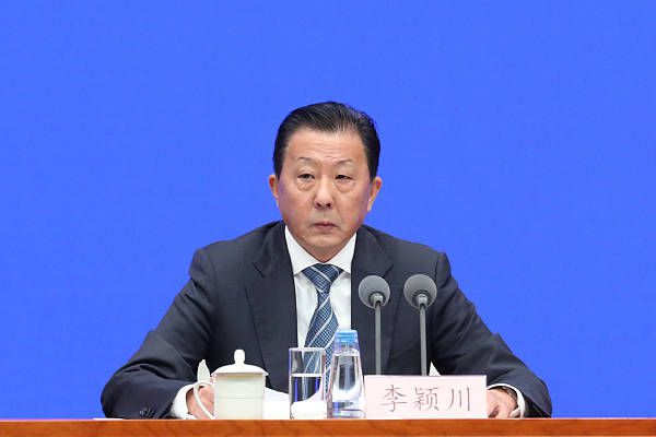海报中，荒原之上电闪雷鸣，凯茜（玛格特·罗比 饰）与希斯克利 《呼啸山庄》将再改编成电影 《萨特本》导演执导 2024-07-15 据外媒报道，艾米莉·勃朗特的经典之作《呼啸山庄》将再次被改编成电影。