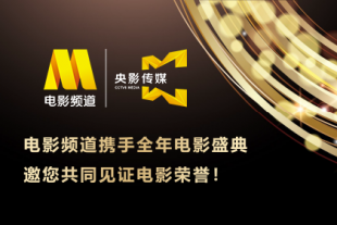 照片中，朱丹身穿深色服饰，深V上衣隐约露出迷人锁骨，流露点点小性感，展现曼妙身材。